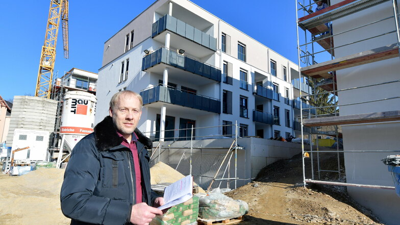 An der Otto-Bauer-Straße in Radeberg entstehen vier Mehrfamilienhäuser mit 30 Wohnungen. Harald Grüninger, Inhaber des Immobilien-Service Radeberg, vermittelt sie. Die Nachfrage ist groß, sagt er.