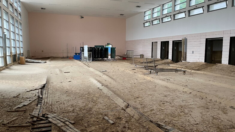 Die Sporthalle des Are-Gymnasiums in Bad Neuenahr-Ahrweiler ist von den Fluten verwüstet worden.