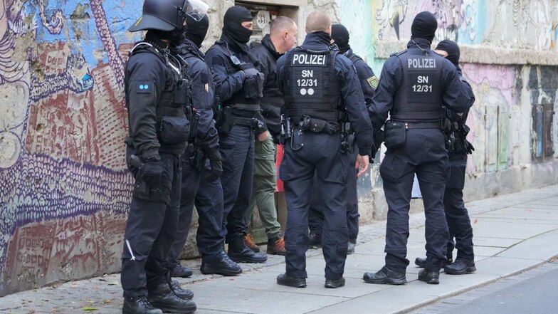 Am Mittwochmorgen haben Polizisten mehrere Wohnungen in Dresden-Neustadt durchsucht.