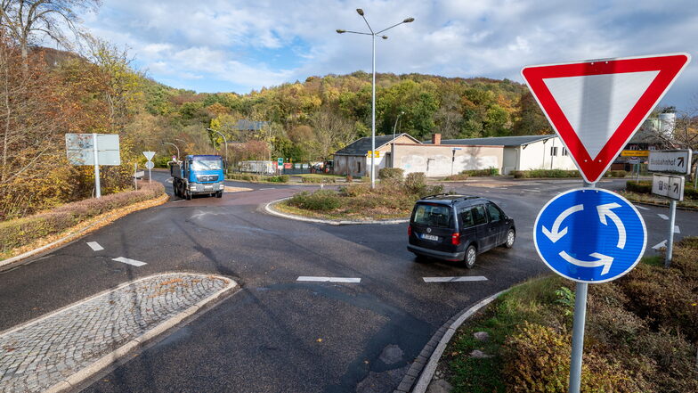 Am Kreisverkehr an der JVA in Waldheim war schon im vergangenen November mit Bauarbeiten begonnen worden. Jetzt wird er wieder gesperrt.