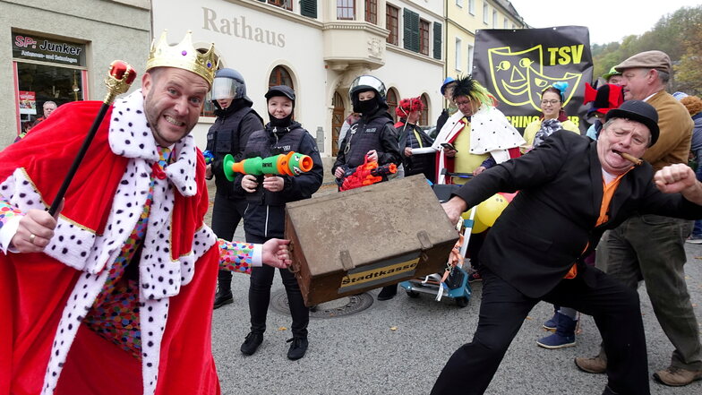 Die Olsenbande raubt die Stadtkasse der Uhrenstadt Glashütte. Bürgermeister Sven Gleißberg hofft auf eine wachsende Tradition des närrischen Spektakels.