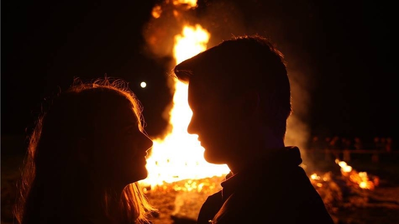 Emma (16) aus Heidenau und Tommy aus Dohna schauen sich am Walpurgisfeuer  tief in die Augen.