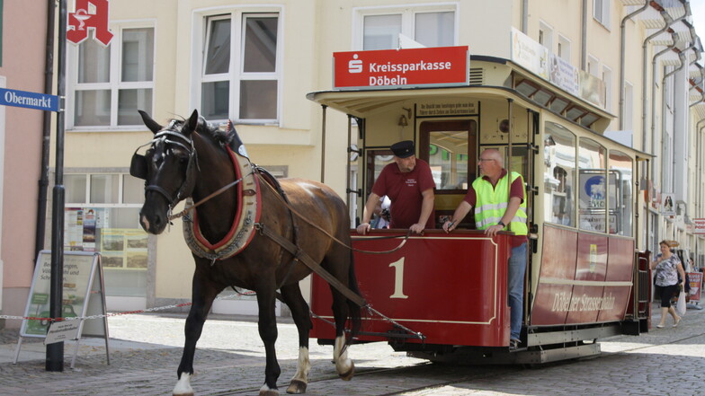 Seit 2007 fährt die Pferdebahn wieder durch Döbeln. Der historische Wagen – eigentlich ist es ein Triebwagen der Straßenbahn Meißen – wurde mit Geld aus der City-Initiative „Ab in die Mitte“ restauriert.