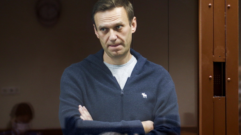 Auf diesem Foto, das vom Bezirksgericht Babuskinsky zur Verfügung gestellt wurde, steht der russische Oppositionspolitiker Alexej Nawalny hinter einer Glasscheibe während einer Anhörung vor dem Bezirksgericht Babuskinsky.
