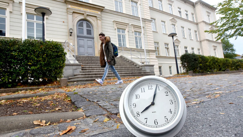 Wann wird die Uhr zum Schulbeginn für die Schüler des Löbauer Gymnasiums bald läuten? Durch neue Busverbindungen muss sich manches ändern.