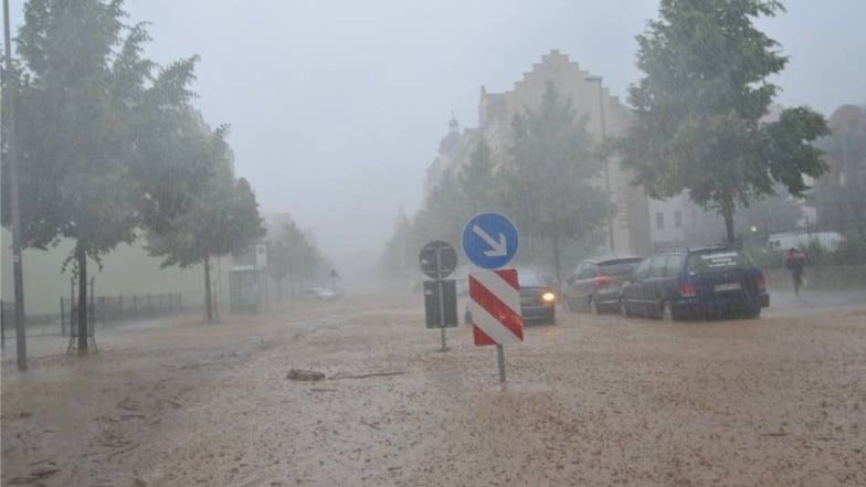 Schlammfluten suchen ihren Weg über die Talstraße.