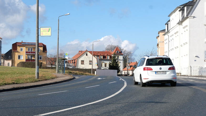 Blick in die Großenhainer Straße. Eine Initiative macht sich für einen neuen Fußgängerüberweg stark.