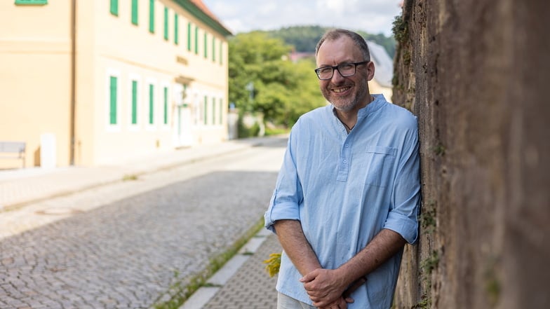 Stefan Auert-Watzik vor dem Sebnitzer Museum. Noch ist das Haus geschlossen.