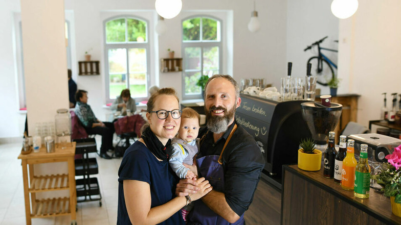 Kalle Steege mit seiner Frau Patricia und Tochter Mayna im neuen Café.