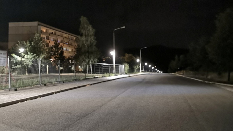 Die neue Straßenbeleuchtung in der Olbersdorfer Grundbachsiedlung.