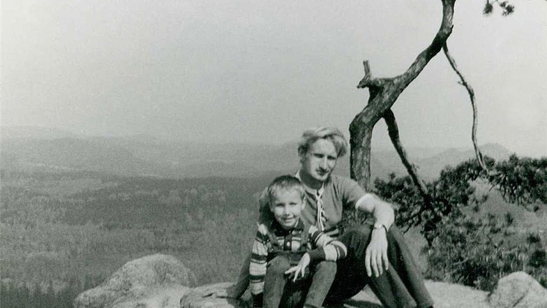 Siegfried Großmann mit seinem Sohn Frank auf einem der schönsten Aussichtsplätze der Sächsischen Schweiz in den Affensteinen. Die Kiefer hinter ihnen ist ein legendäres Fotomotiv. Die Aufnahme entstand 1974.