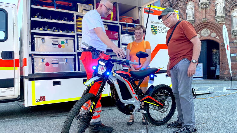 Sebastian Freund vom Roten Kreuz erklärt Besuchern das neu angeschaffte I-Bike. Gebaut  von der Leutersdorfer Firma Waterrescue wird es bei der Berg- und Wasserwacht eingesetzt.