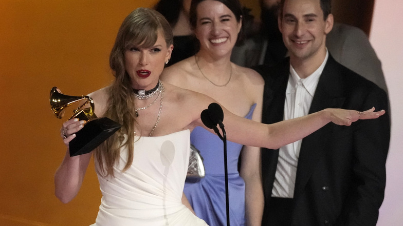 Taylor Swift nimmt den Preis für das Album des Jahres für "Midnights" während der Verleihung der 66. jährlichen Grammy Awards entgegen