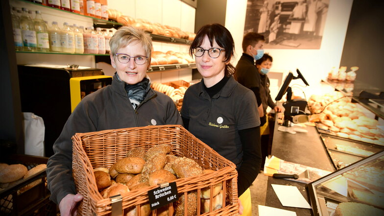 Steffi Müller (l.) und ihre Kollegin Sandra Knebel in der neuen Filiale der Bäckerei Geißler im Netto am Ahornweg in Löbau.