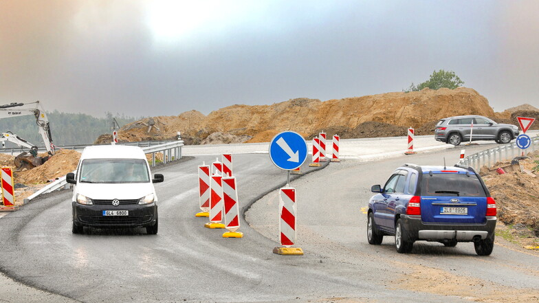 Der neue Kreisel an der Kreuzung der tschechischen Fernstraßen 13 (Liberec-Decin) und 9 (Grenze bei Neugersdorf-Autobahn nach Prag) bei Svor ist bald fertig.
