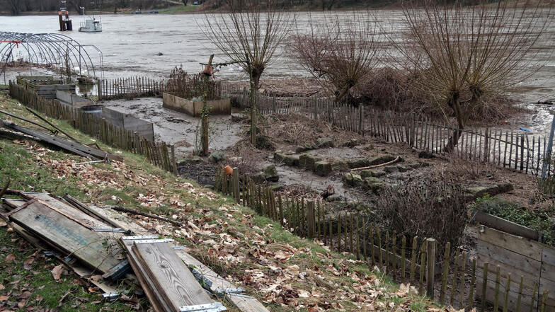 So sieht der Kräutergarten am Restaurant Strandgut im Uferbereich des Hotels Hevetia in Schmilka nach dem Hochwasser aus.