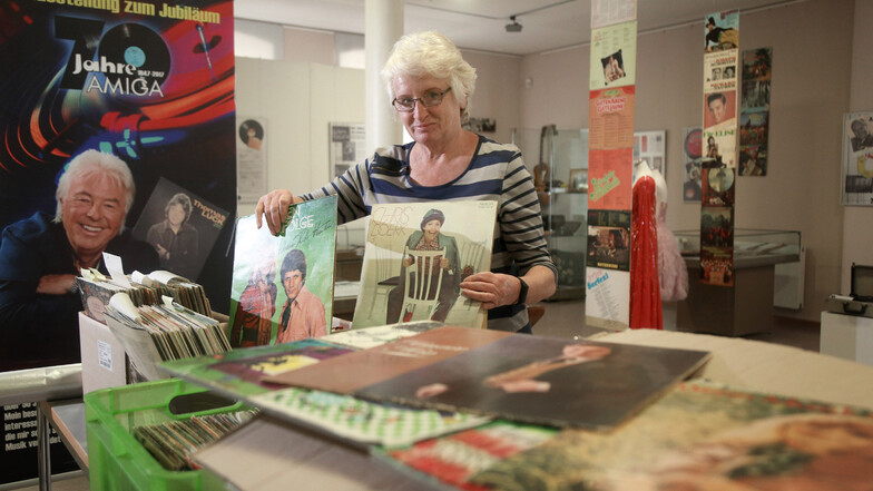 Das waren Zeiten: Brigitte Bock vom Riesaer Stadtmuseum sortiert Schallplatten für die aktuelle Sonderausstellung 70 Jahre Amiga. Damit öffnet das Museum am 5. Mai wieder für die Öffentlichkeit.