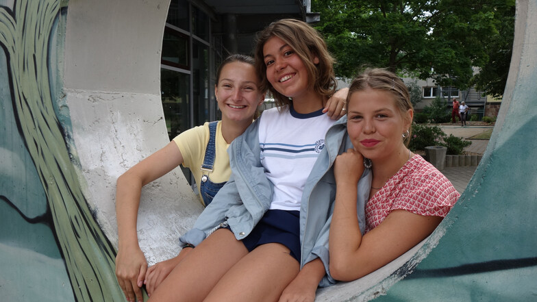 Die französische Schülerin Alisa Kirsch (Mitte) hat fast drei Monate lang das Lessing-Gymnasium besucht. Selma Richter (r.) und Cara Nöbel waren im Frühjahr in Frankreich.