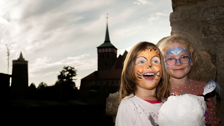 Bea (li) und Malina kamen aus Panschwitz zum Altstadtfestival Bautzen 2023.