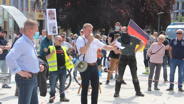 AfD-Bundestagsabgeordneter Karsten Hilse (Mitte) sprach am Sonnabend bei einer Kundgebung auf dem Kornmarkt in Bautzen.