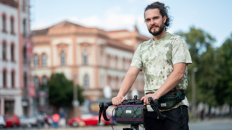Bartlomiej Tuchalski zeigt eine Fahrradtasche seiner Firma "Bohemia Outdoor". Der 33-Jährige legt fast jeden Weg selbst mit dem Rad zurück.