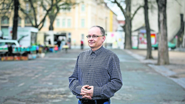 Der Görlitzer OB-Kandidat Ingolf Feldt auf dem Wochenmarkt an der Elisabethstraße: Den möchte er verändern, unter anderem.