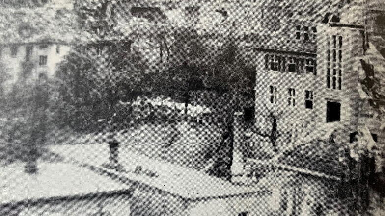 Nach dem Luftangriff vom 19. April 1945: Teile der Innenstadt, wie hier die Landwirtschaftsschule an der Klosterstraße, liegen in Trümmern.