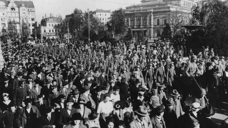 Am 29. Oktober 1923 marschiert eine Kompanie der Reichswehr zum Dresdner Landtaggebäude, um die Regierung von SPD und KPD aus dem Amt zu jagen.