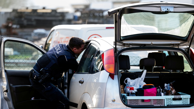 Vom Kofferraum bis zur Motorklappe: Zöllner Felix arbeitet sich prüfend durch ein gestopptes Fahrzeug.