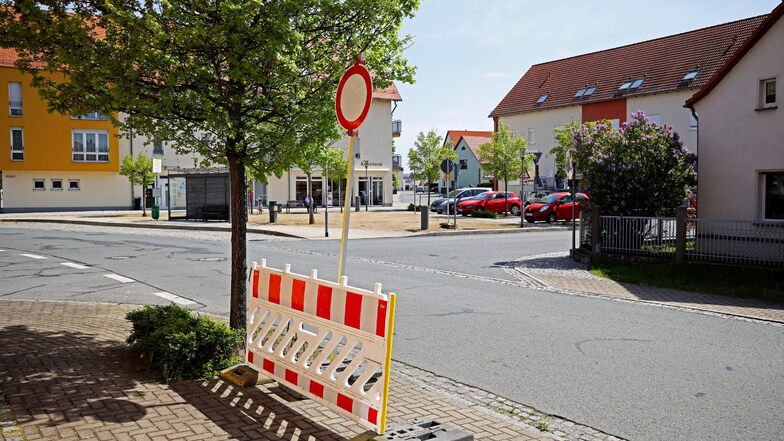 Am Dorfplatz in Röderau steht das Fahrverbotsschild und die Straßensperre schon bereit.