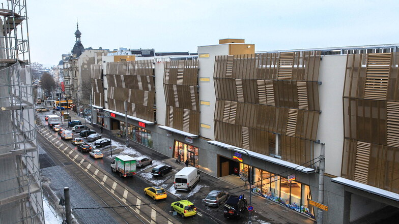Das Archivfoto zeigt das Gebäude Bautzner Straße 33 bis 35 in der Dresdner Neustadt. Im Erdgeschoss soll Rewe wachsen.