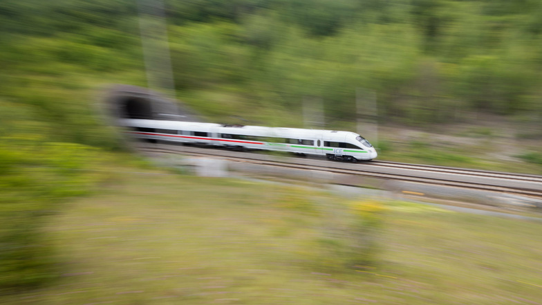 Personen- und Güterzüge sollen in Zukunft auch zwischen Dresden und Prag durch einen Tunnel fahren.