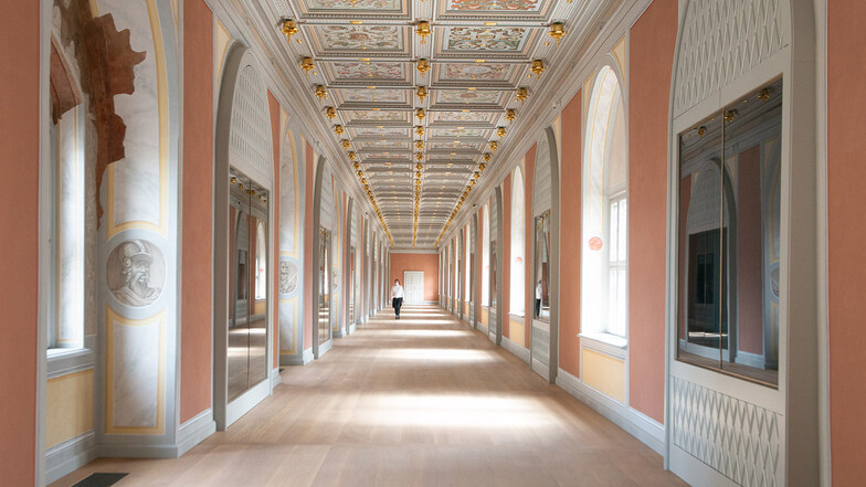 Der Lange Gang zwischen dem Residenzschloss und dem Johanneum ist prachtvoll restauriert. In den Vitrinen wird ab nächstem Frühjahr eine der ältesten Feuerwaffensammlungen gezeigt.