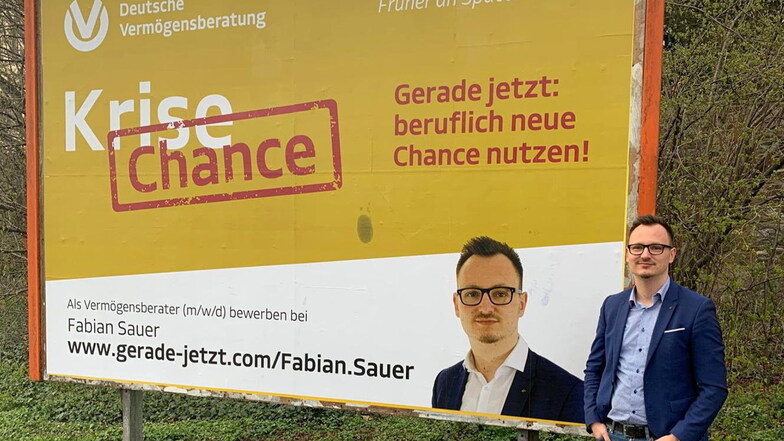 Seit voriger Woche und noch bis 19. April sucht Fabian Sauer mit diesem Plakat nach beruflichem Nachwuchs in der Branche der Finanzdienstleister.