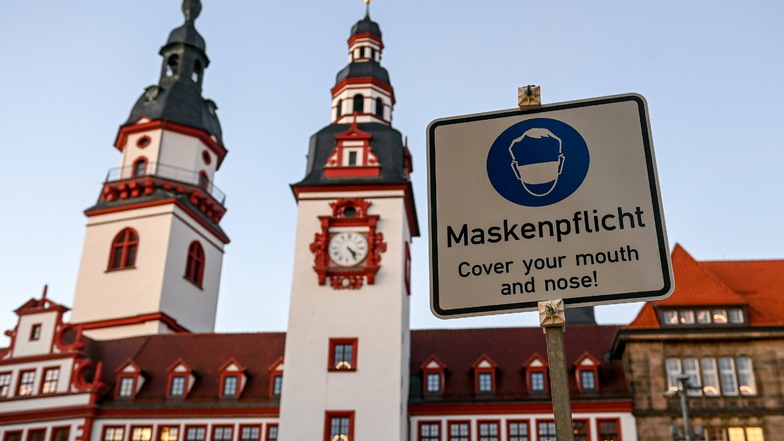 Ein Schild vor dem Alten Rathaus in Chemnitz weist auf die "Maskenpflicht" in der Innenstadt hin.