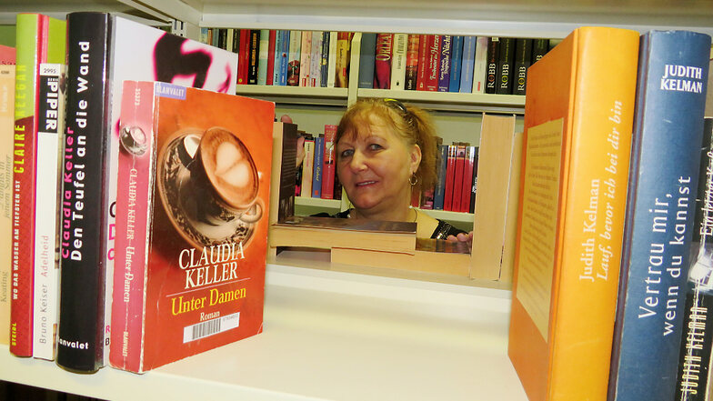 Ilona Wölfle-Zeuschner liebt Bücher und führt die Bibliothek mit Leidenschaft.