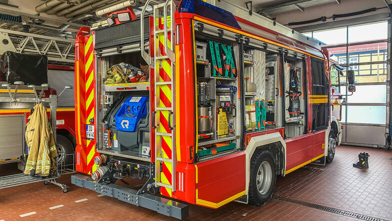 Die Dresdner Feuerwehr entdeckte bei einem Einsatz einen verletzten Mann, der im Heckfach eines Einsatzwagens saß.