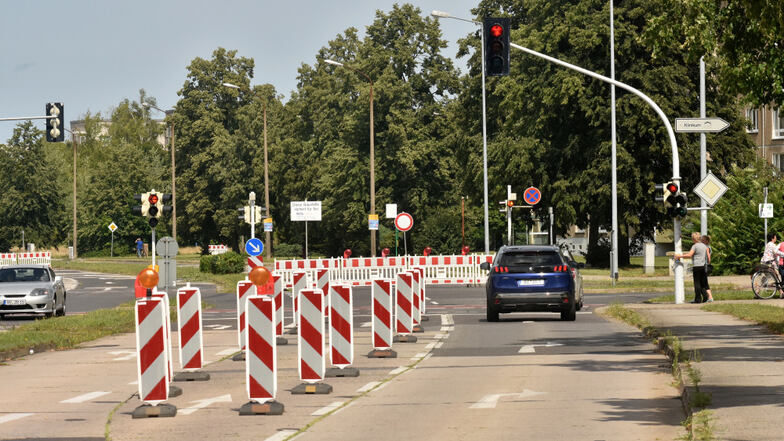 Seit Montag ist in Hoyerswerda die Stauffenbergstraße zwischen der Klinikumkreuzung (hier im Bild) und der Herrmannstraße in beide Fahrtrichtungen gesperrt. Es wird ein Anschluss an die innere Stauffenbergstraße gebaut.