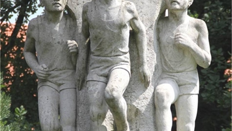 1987 – Wagner fertigt eine Stele für den Wesenitzsportpark in Bischofswerda.