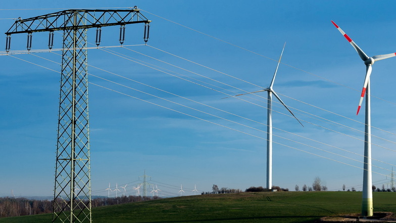 Blick auf Strommasten und Windräder bei Burkau: Sachsen hat den niedrigsten Stromverbrauch von allen Bundesländern.