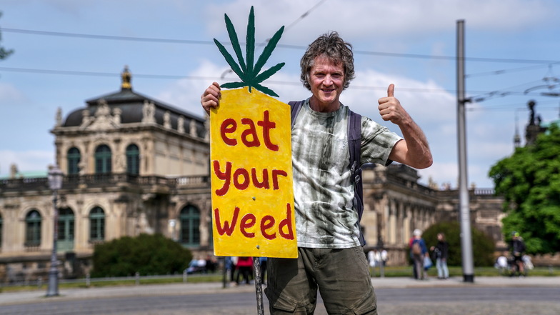 Justin Thorpe wirbt beim "Marijuana March" in Dresden für Alternativen zum Joint mit schädlichem Tabak.
