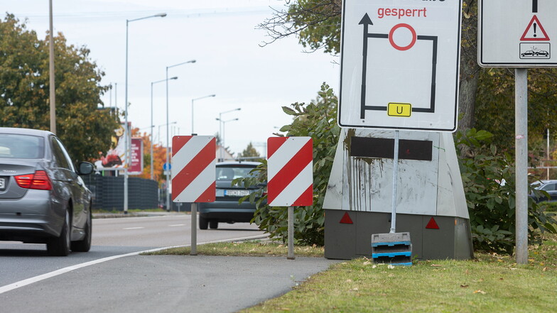 Zwischen zwei Verkehrsschildern entdecken in Heidenau viele Kraftfahrer den Superblitzer zu spät.