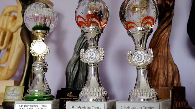 Etliche Preise hat Silke Kirchhoff bereits eingeheimst: Die Pokale im Vordergrund sind vom Beauty-Forum Leipzig, die hinten von der WM, die Tuba gab es für den 1. Platz beim Apoldaer Bodypainting 2017.