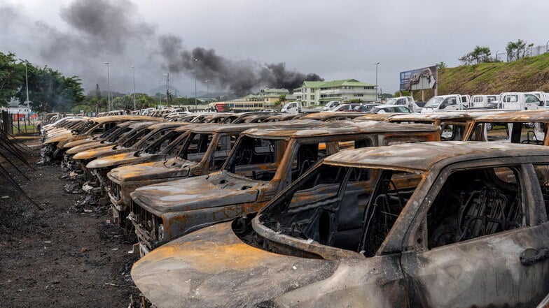 Nach Unruhen werden verbrannte Autos aufgereiht. Frankreich hat den Ausnahmezustand über das französische Pazifikgebiet Neukaledonien verhängt.
