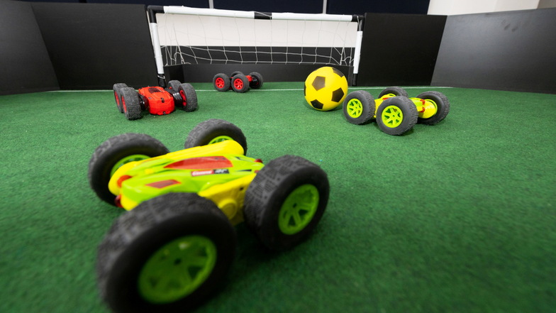 Fußball mit ferngesteuerten Autos gehört zu den Höhepunkten in der "Hall of Game".