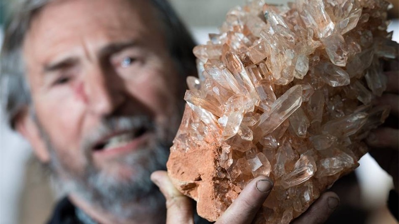Ulrich Winterott  aus Hettenrodt zeigt einen Bergkristall - gefunden in Brasilien. An seinem Stand bot er neben Kristallen und Steinen auch zahlreichen Schmuck an - handbearbeitet und kunstvoll präsentiert. Viele Besucher nutzten die Gelegenheit, sich zu Schmuck- und Edel-Steinen beraten zu lassen.
