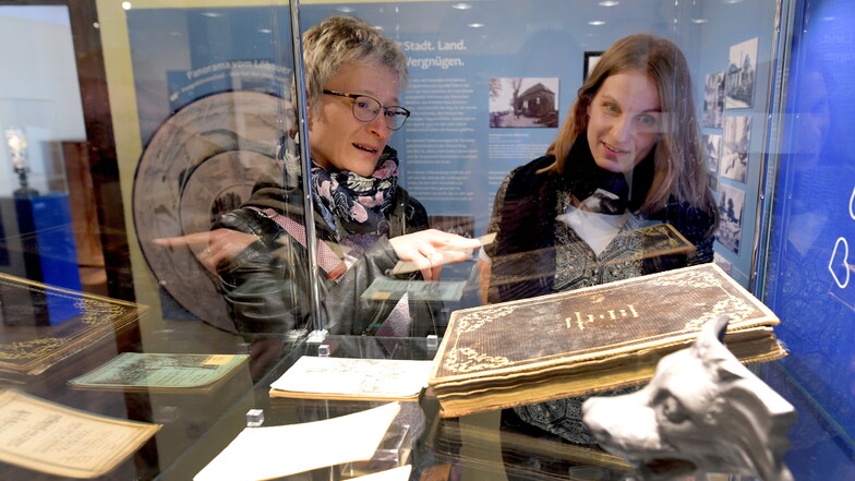 Museumsleiterin Corinna Wandt (rechts) erklärt SZ-Redakteurin Anja Beutler Löbaus allererstes Gipfelbuch auf dem Löbauer Berg. Bisher war seine Existenz eher unbekannt.