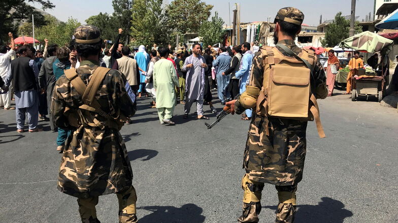 Zwei Taliban-Kämpfer stehen während einer Anti-Pakistan-Demonstration in der Nähe der pakistanischen Botschaft Wache.