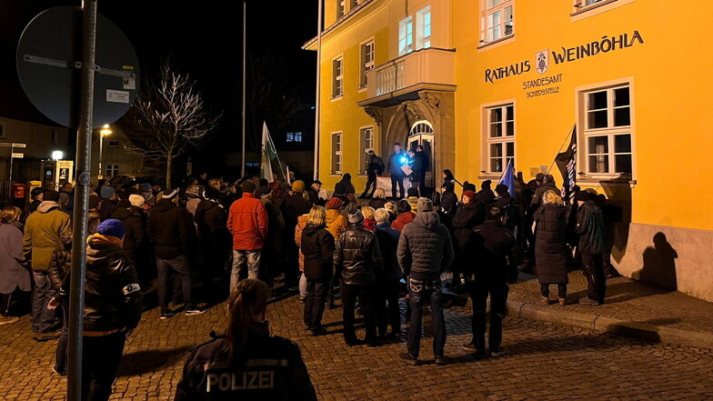 Die Demonstranten in Weinböhla starteten und beendeten ihre Demonstration vor dem Rathaus. Dort brennt noch Licht. Am Montag zeigten die Teilnehmerinnen und Teilnehmer, dass nicht alle in ihren Reihen so friedlich sind wie sonst behauptet.
