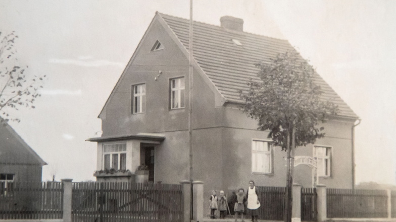 Anfang der 19930er-Jahre bauten Dorothea Eckert ElternFelix und Emma Bunzel ihr eigenes Heim in Deschka, unweit der Neißebrücke. Damit blieb die Verbindung in ihre Heimatstadt Penzig bis 1945 erhalten.